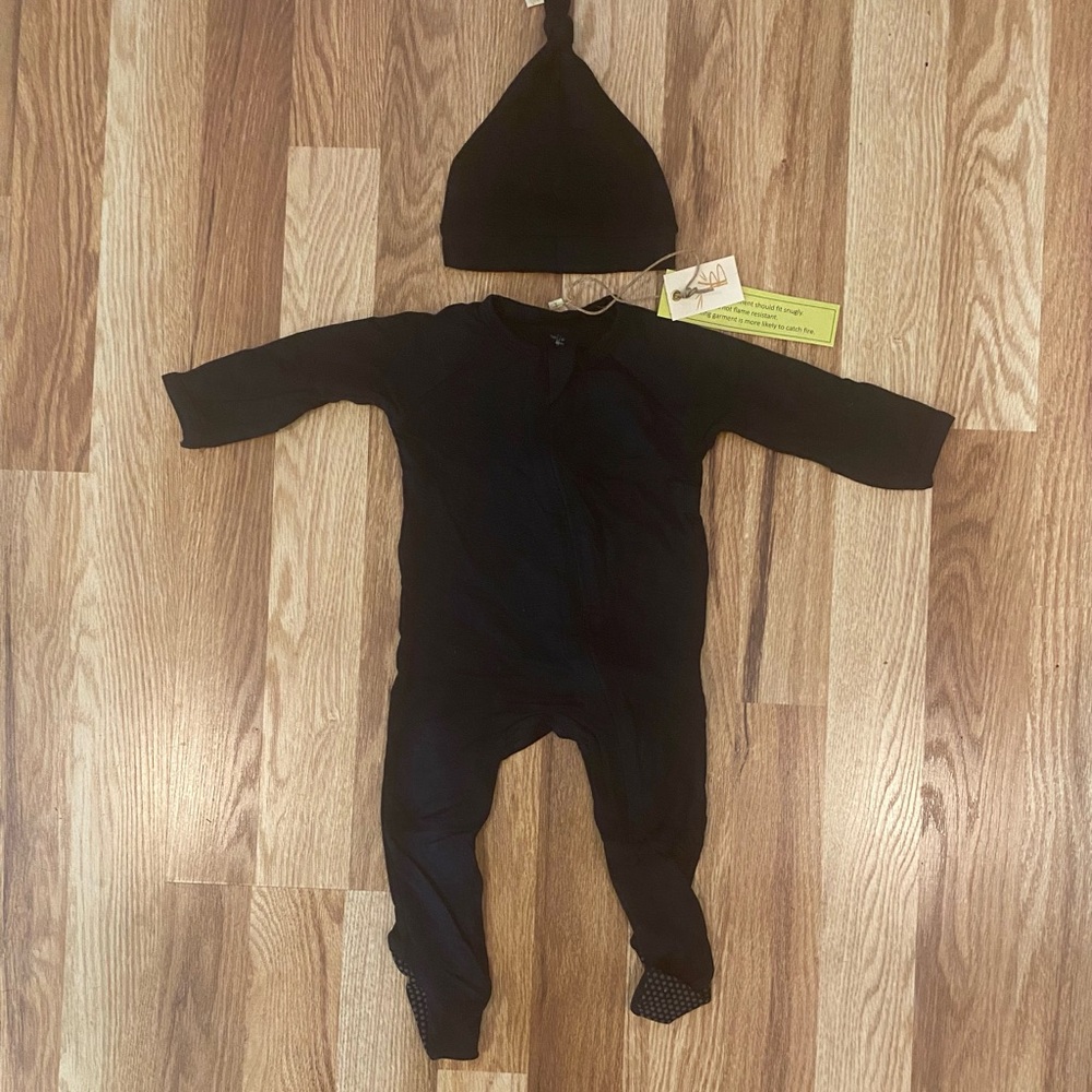 Mambu One-Piece Footed Romper with Hat. Sizes 0-3, 3-6, 9-12 months New
